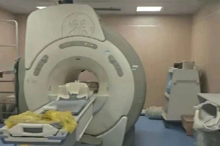 武漢男子做MRI檢查被「忘了」綁在機器上6小時　醫師已停職