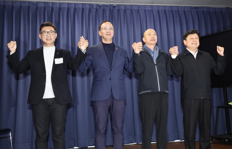 國民黨22日舉行新科立委座談會，左起，立委江啟臣、黨主席朱立倫、不分區立委當選人韓國瑜、立委傅崐萁。 中央社