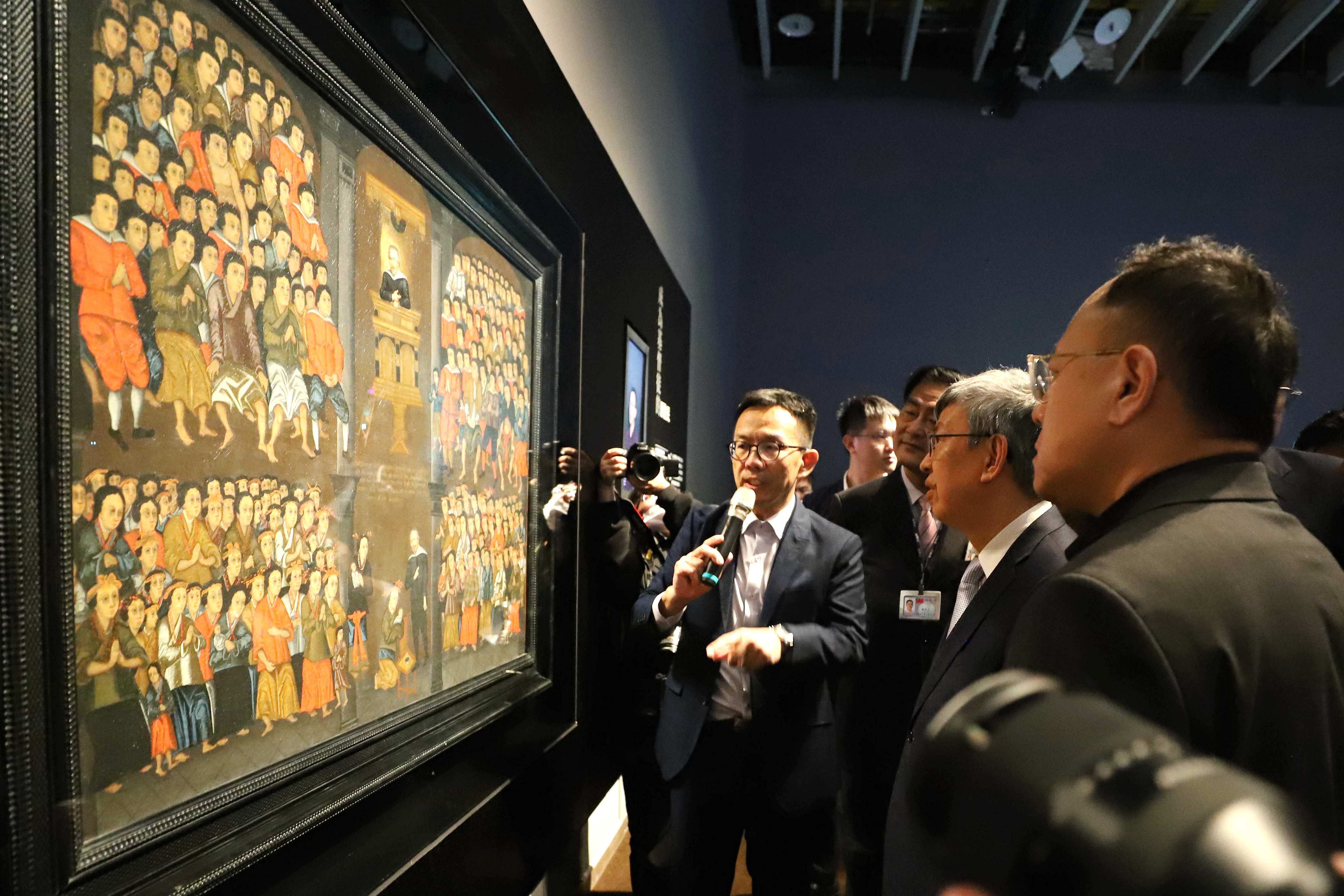 行政院長陳建仁（中）、文化部長史哲（右1）觀看尤紐士牧師為蕭壠社人宣講及施洗圖。圖/取自文化部網站