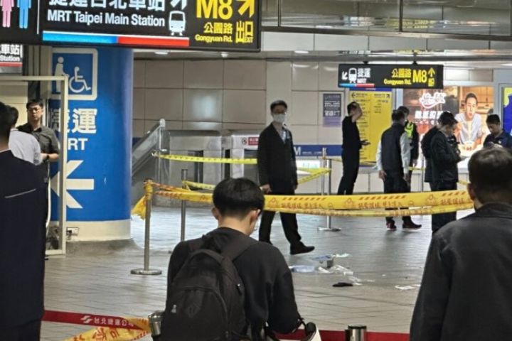 北捷板南線台北車站疑遭投煙霧彈　M8、M7出口竄濃煙　1人命危送醫