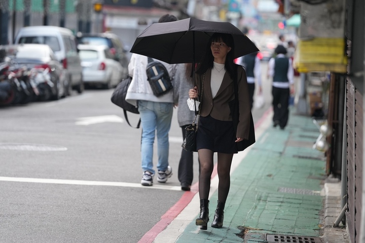 華南雲雨區影響水氣多　全台濕涼至周四