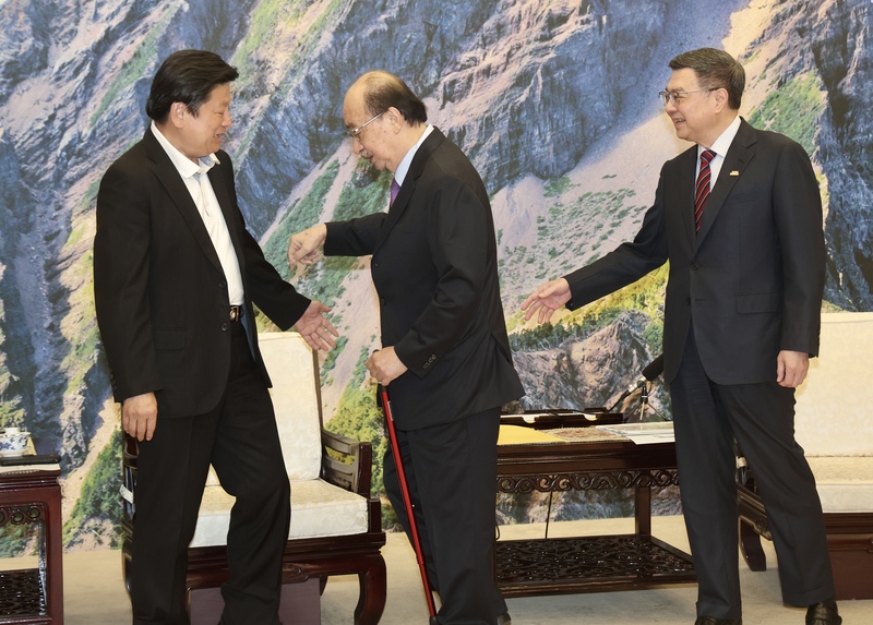 民進黨立法院黨團總召柯建銘（中）不滿國民黨團總召傅崐萁（左一）坐在主賓座，要求他讓位。圖/中央社