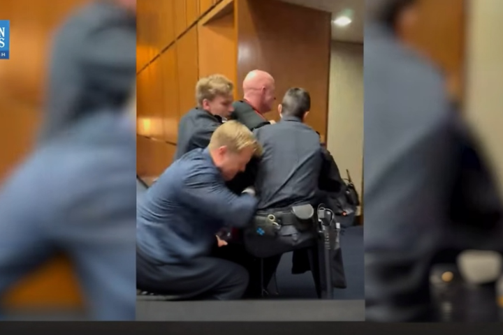 「沒人想為以色列作戰！」退伍軍人闖聽證會抗議　海豹突擊隊參議員親自拖離惹議