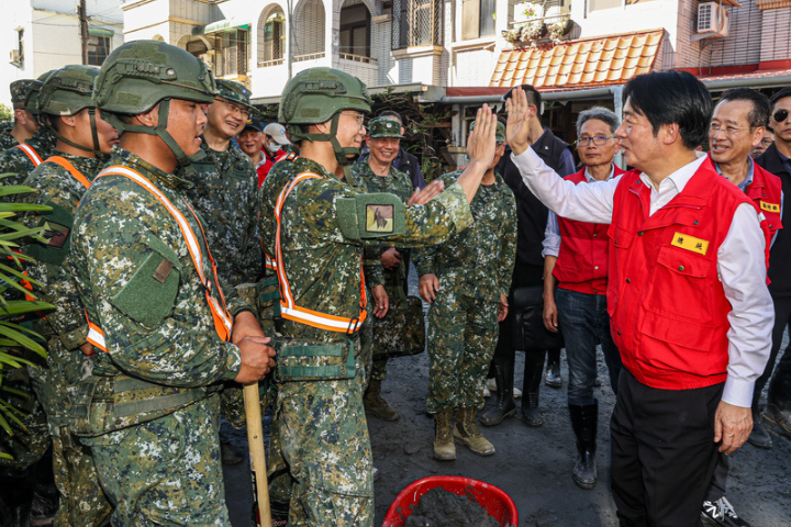 台南不行花蓮可以！賴清德授權國軍進民宅救災 跟官兵嗨擊掌惹眾怒