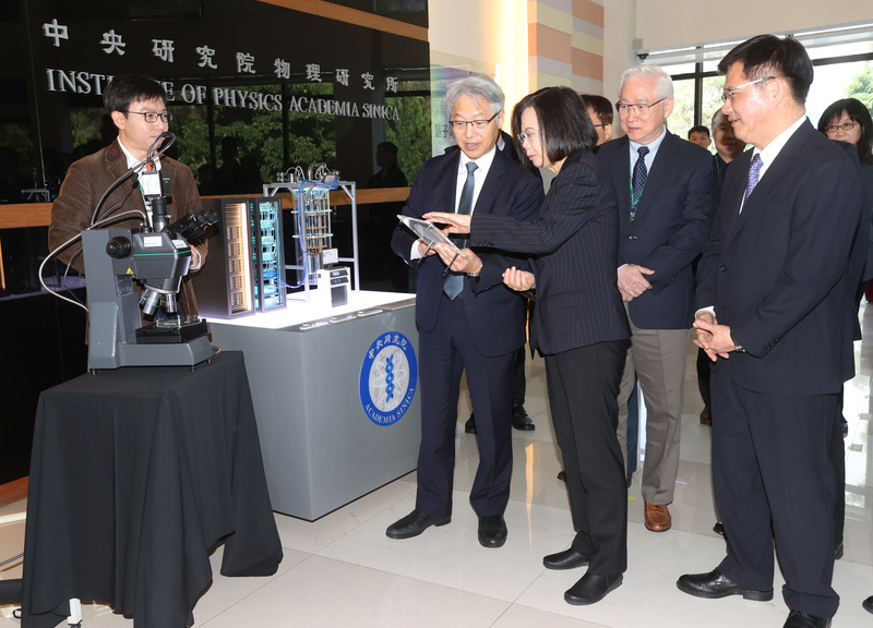 蔡英文總統前往「量子電腦專題中心進度報告會」視察，見證台灣首部自研自製5位元超導全系統量子電腦，並期勉研究團隊更上層樓。圖/中央社