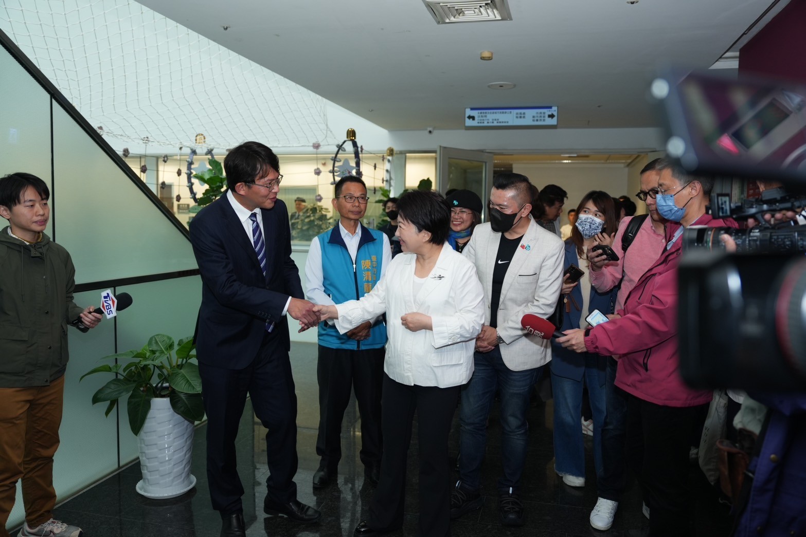 民眾黨主席黃國昌（左2）今天率團拜會台中市長盧秀燕（左4），討論台中市府建設議題。圖／取自黃國昌臉書