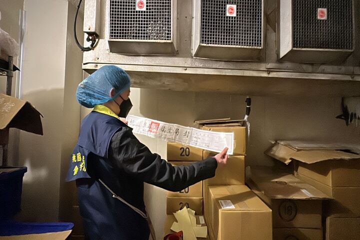 桃園縣衛生局到現場抽查辣椒粉並加以查封。圖/取自桃園縣衛生局官網