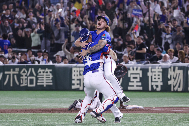 世界棒球12強賽，中華隊以4:0完封日本拿下冠軍，賽後投手林凱威（後），與捕手戴培峰（前背對者）開心相擁。圖/中央社