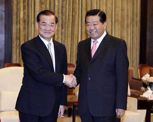 時任大陸政協主席賈慶林（右）引魯迅話，向連戰表示，「度盡劫波兄弟在，相逢一笑泯恩仇」。圖／取自新華社