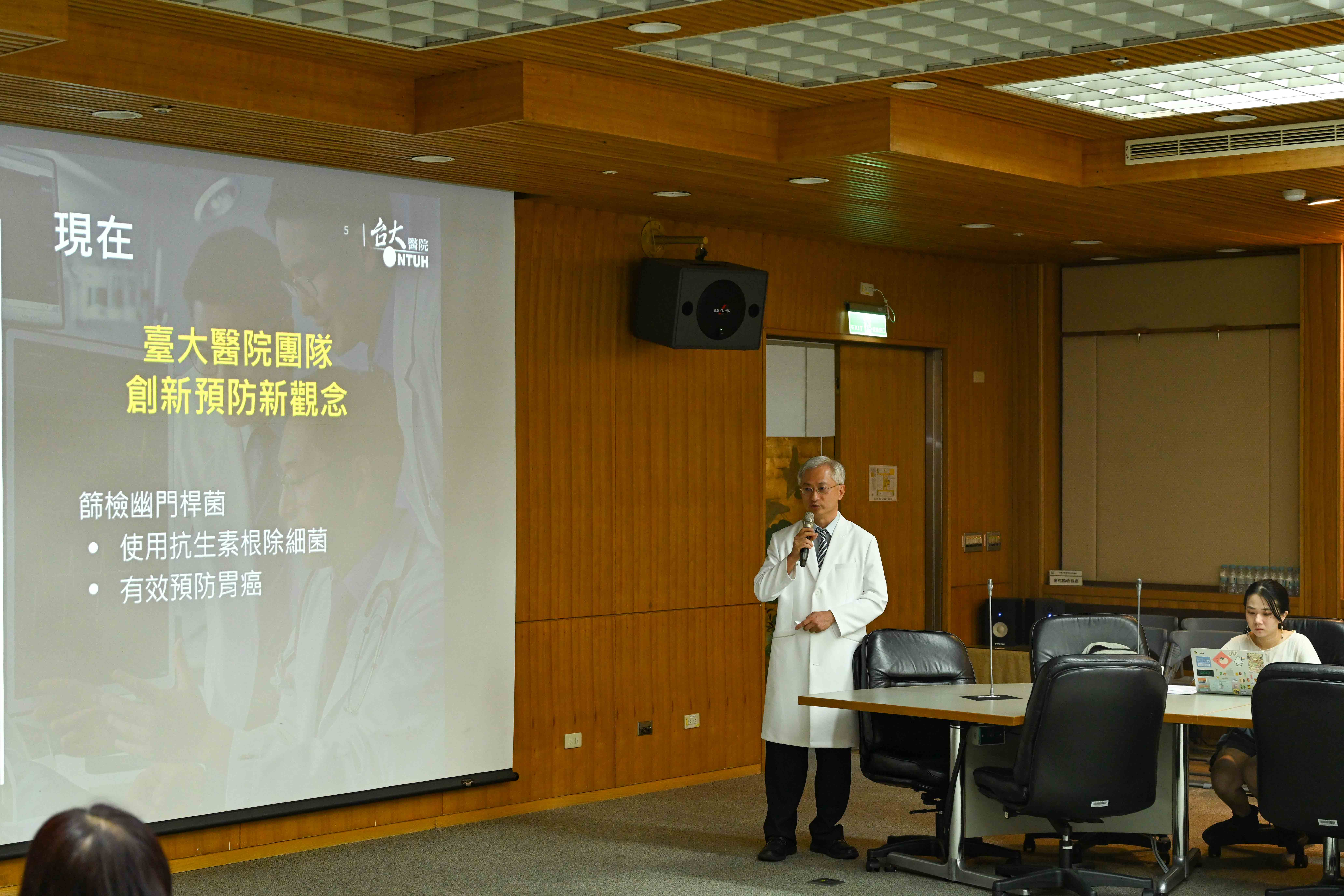 台大醫院醫學研究部副主任李宜家表示,台大首創全球新型的二合一胃癌、大腸癌防治模式。圖/取自台大醫院官網