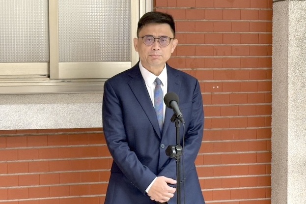 賴瑞隆臉書貼黑白照懷念花媽　遭酸後火速撤文