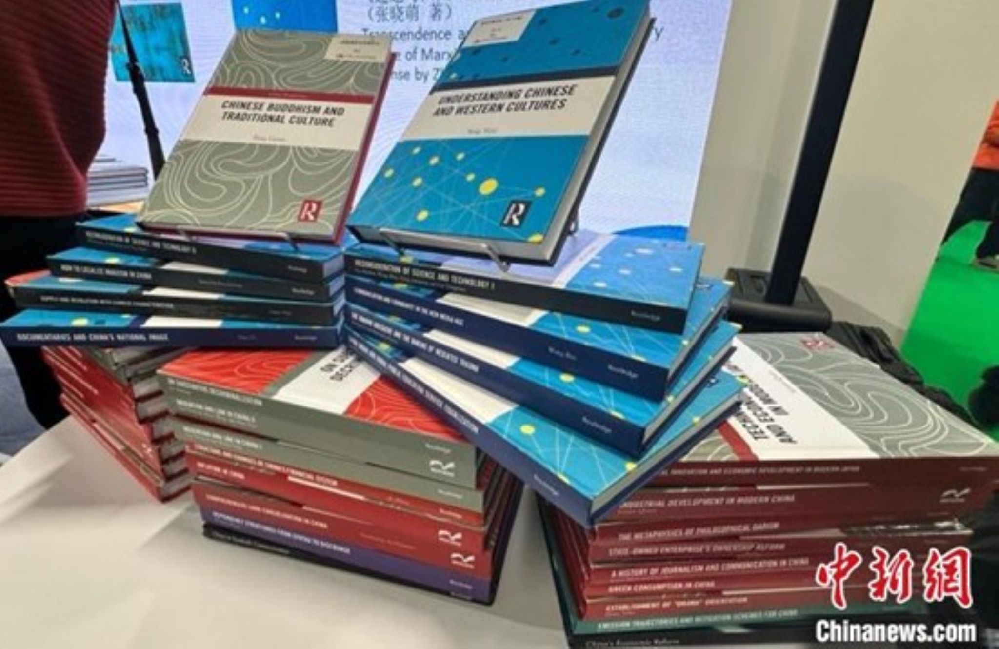 中國展區發布的系列叢書。圖/取自中新社