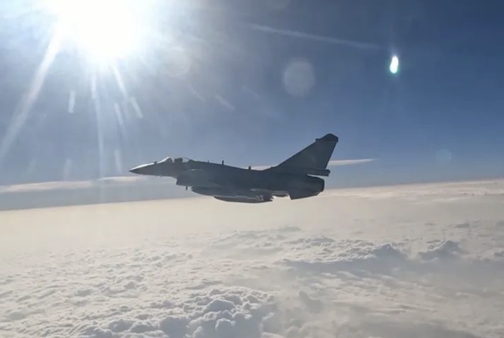 解放軍東部戰區1日早上宣布組織陸海空軍與火箭軍等兵力，在台灣周邊展開聯合演訓。圖/取自央視