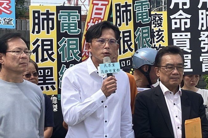 民眾黨團22 日南下視察高雄興達電廠黨團，總召黃國昌(中)質疑台電為何不敢講廠商中鼎工程的名字，而高雄市政府消防局為何沒有依法做調查報告。圖/中央社