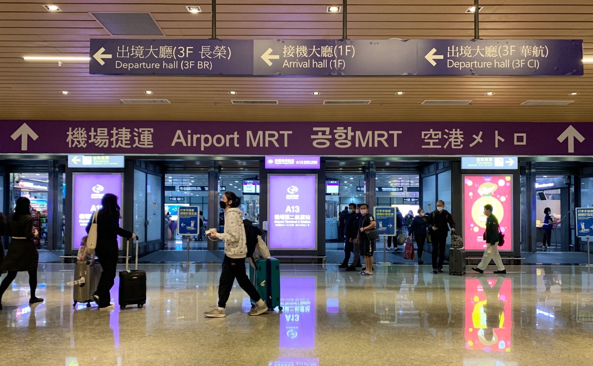 近日出國人數漸增，新北市衛生局提醒民眾勿攜帶電子菸、加熱菸入境，避免遭罰。圖/取自桃園國際機場臉書
