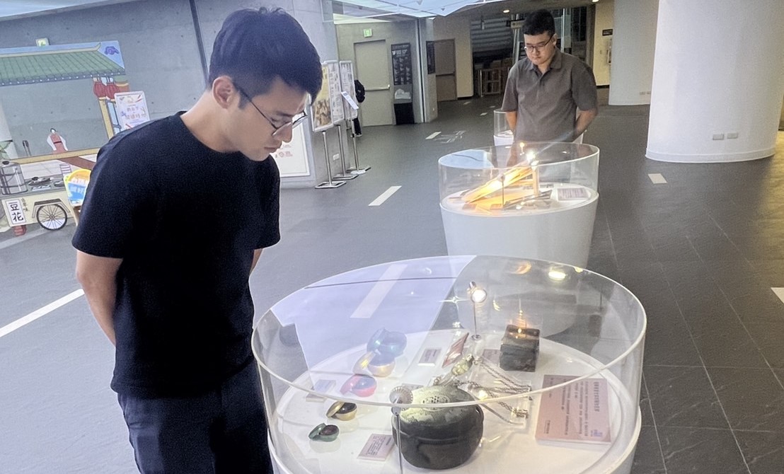 民眾駐足欣賞展覽「漂流與離散──遷台歷史文物展」。圖/主辦單位提供