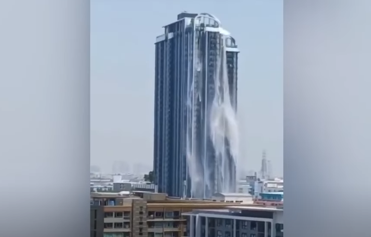 受到緬甸地震影響，曼谷市區一棟興建中的政府建築，完全倒塌。圖/翻攝自The Sun Youtube 頻道
