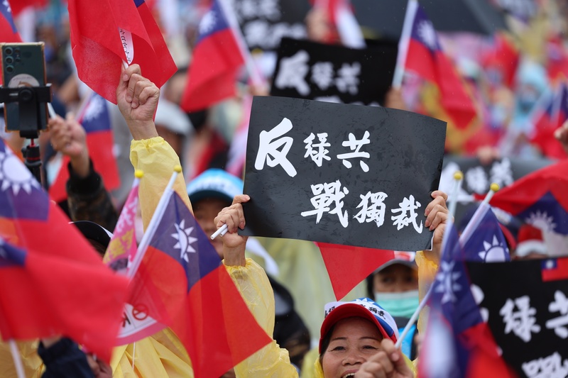 國民黨26日下午在凱達格蘭大道舉辦「反綠共、戰獨裁 凱道一起站出來！」集會活動，儘管天氣不佳、陣雨不斷，現場仍湧入大批人潮，高舉標語呼應活動訴求。圖/中央社