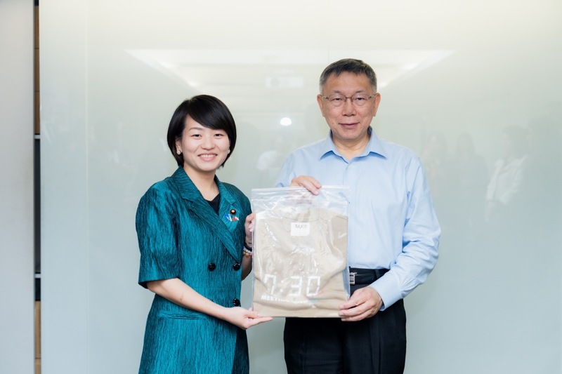 柯文哲（右）指與蔡總統會面時，蔡提NCC人事被他主動擋掉，但又遭府反駁。圖為柯文哲2日會見日本自民黨青年局長鈴木貴子（左）一行，會後贈「7：30晨會」系列T-shirt給鈴木貴子作紀念。圖／中央社
