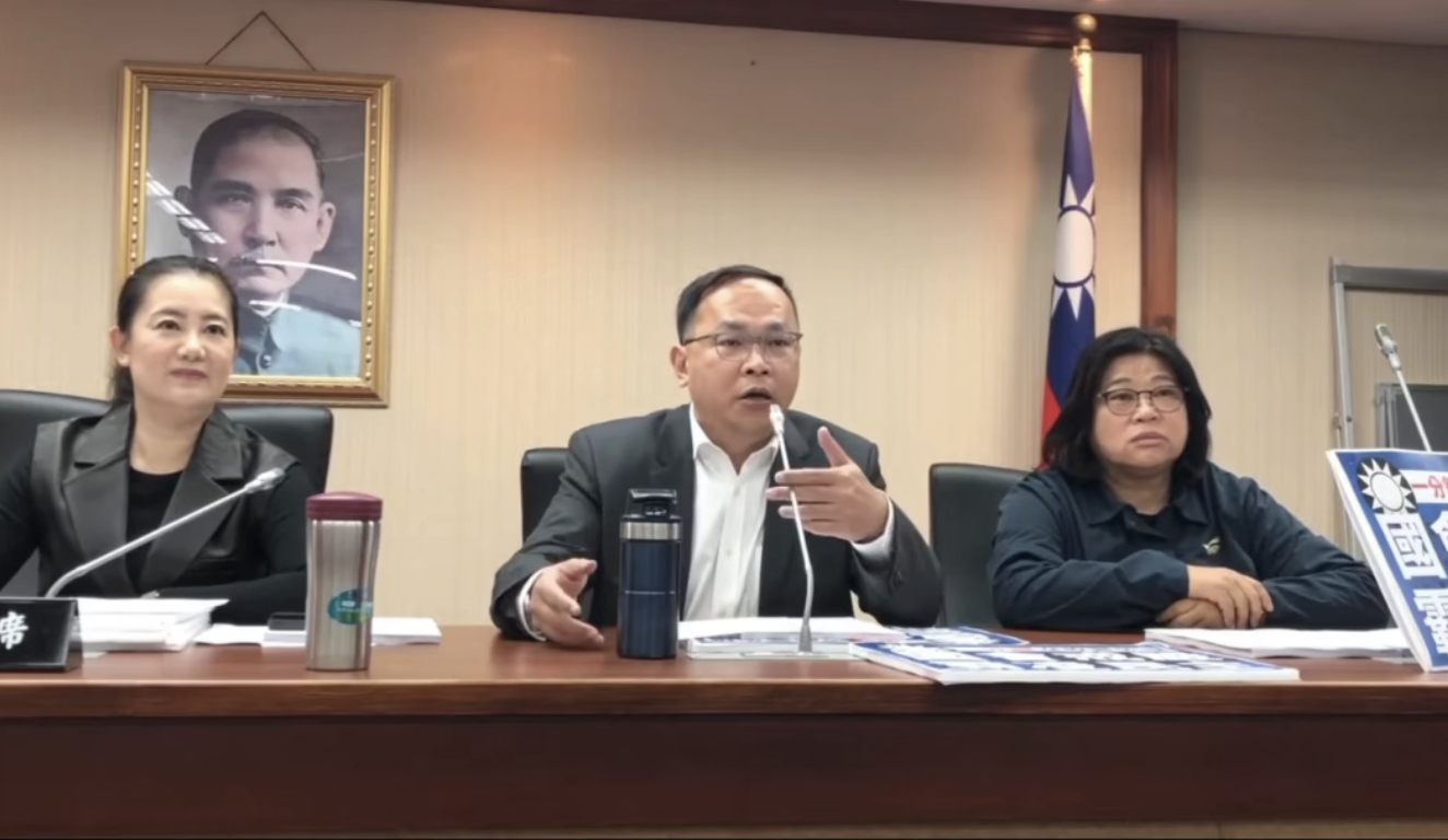 民進黨立委王義川(中)18日占領立法院內政委員會主席台，並罵立法院長韓國瑜和議事人員不幫他倒水。圖/翻攝自王鴻薇臉書影片