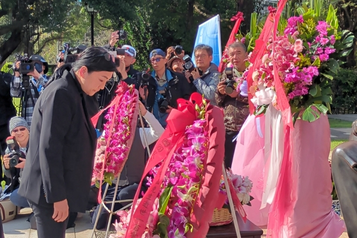 國父曾姪孫女孫雅麗12日向中山碑林的國父銅像獻花致意。圖/記者高陸攝