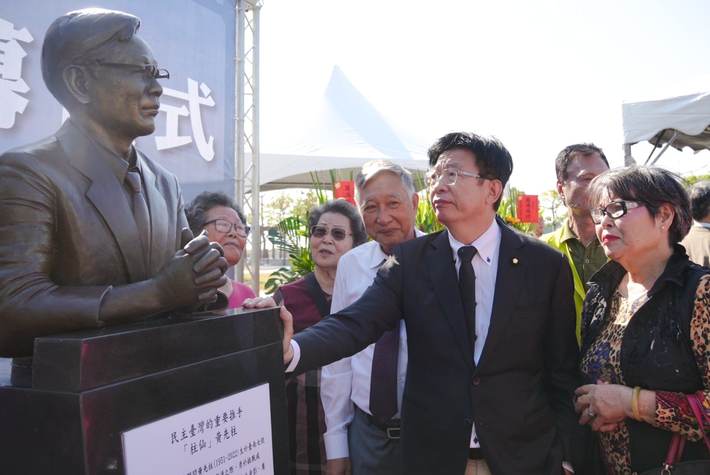 台南市政府於七股區設置已故前國策顧問黃先柱紀念公園及雕像，遭藍營質疑以公家資源圖利特權。圖/取自立委郭國文臉書