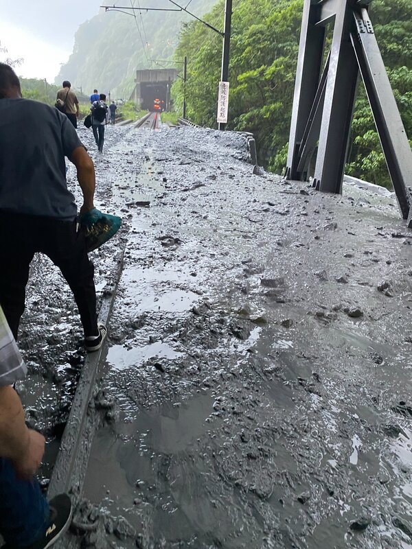 列車緊急停靠清水隧道內，旅客陸續撤出。圖/中央社