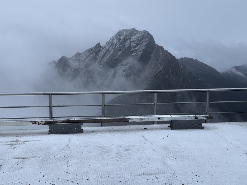受到東北季風影響，玉山氣象觀測站3日清晨6時開始降雪，積雪約0.5公分。圖/中央社