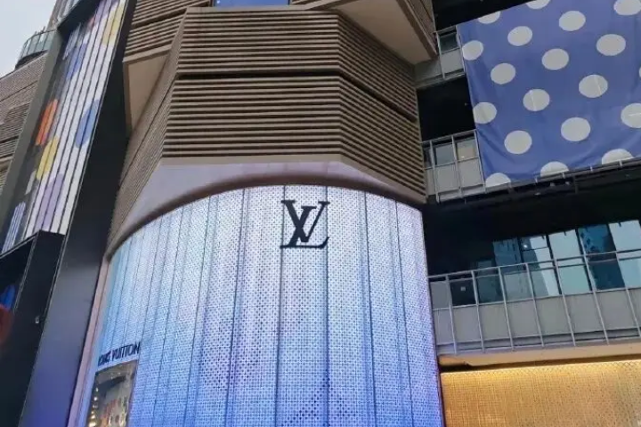 位於貴陽荔星中心廣場的LV店關門,業界認為,目前看更像是進行一輪「關閉低效據點、集中核心市場」的零售網絡重整,而非全面撤出中國市場。圖/取自搜狐
