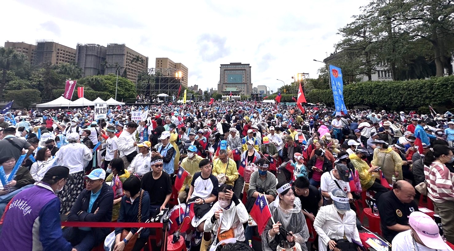 「反綠共、戰獨裁」大遊行，警方宣布集結人數超過8萬人。圖/陳思豪攝