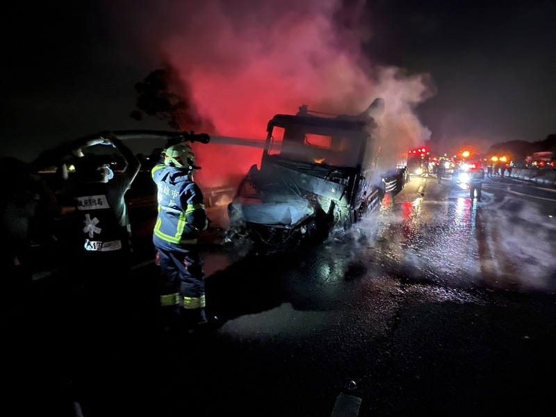 國1楠梓路段因車禍釀成火燒車，一名25歲女駕駛逃生不及，被燒成焦屍。圖/中央社