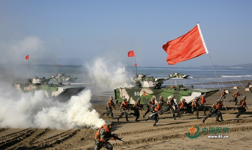 據傳中共解放軍現在至少能出動5萬海軍陸戰隊兵力到第一波奪島軍事行動中。圖為中共解放軍跨海登陸作戰演習。圖／取自中國軍網