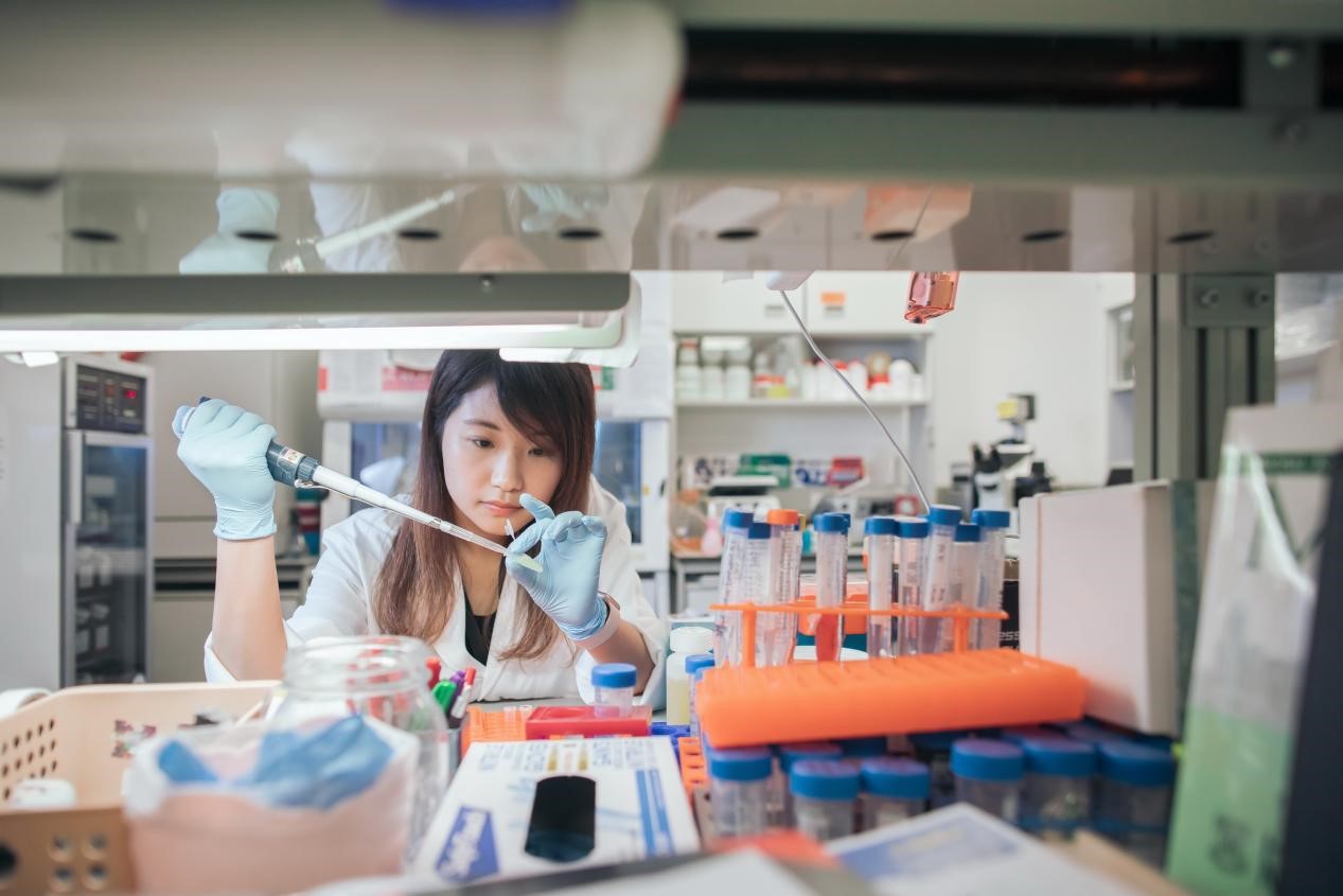 生物科技能為人們創造健康生活。圖/取自李嘉誠基金會
