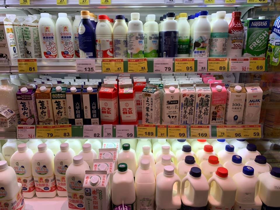 有許多手搖飲、咖啡店業者未揭露,使用鮮乳品牌是否揭示及使用與揭示是否相符。 圖/取自全聯消費經驗老實說