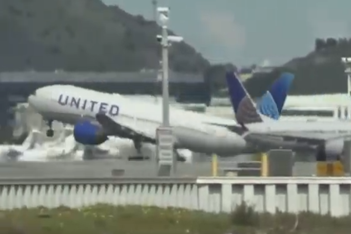 美聯航客機起飛後輪胎自空中砸落　地面汽車被砸爛無人傷