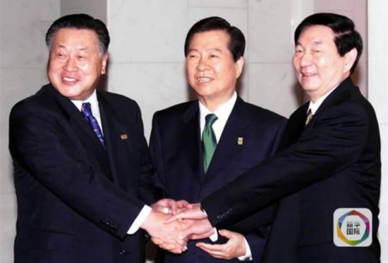 2000年11月24日,中國國務院總理朱鎔基(右)出席新加坡舉行的中日韓領導人早餐會。日本首相森喜朗(左)、韓國總統金大中(中)參加。圖/取自新華社