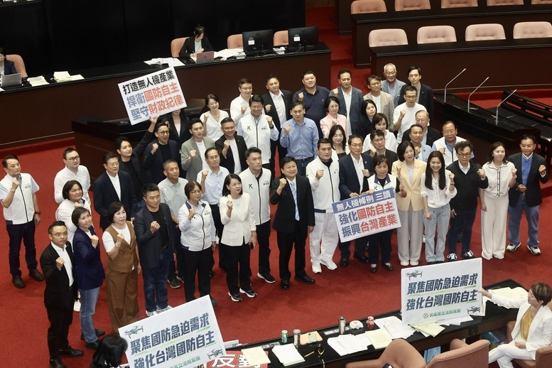政院「副署」《無人機條例》　國民黨團：非施捨而是行政院長本分「其他8案快副署」