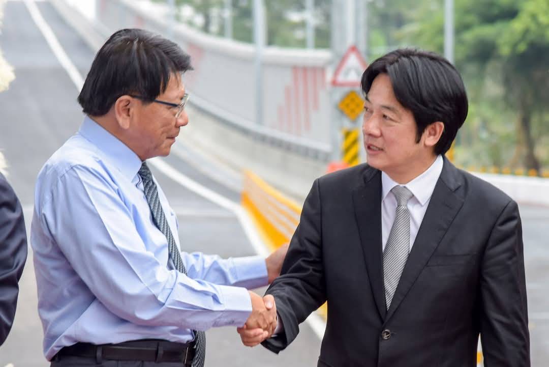 2019年1月11日，時任行政院長賴清德宣布內閣總辭當天，時任屏東縣長的潘孟安(左)就臉書貼文並附上兩人合照，寫著：「謝謝賴清德院長，江湖再見，再見江湖。」公開挺賴。圖/取自潘孟安臉書