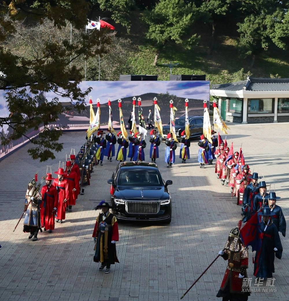 韓國傳統儀仗隊護送大陸國家主席習近平專車到慶州博物館。圖/取自央視
