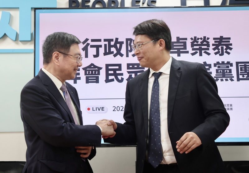 行政院長卓榮泰（左）30日拜會民眾黨黨團，但日前表示會對立法院通過的國會改革相關法案提出覆議案。圖/中央社
