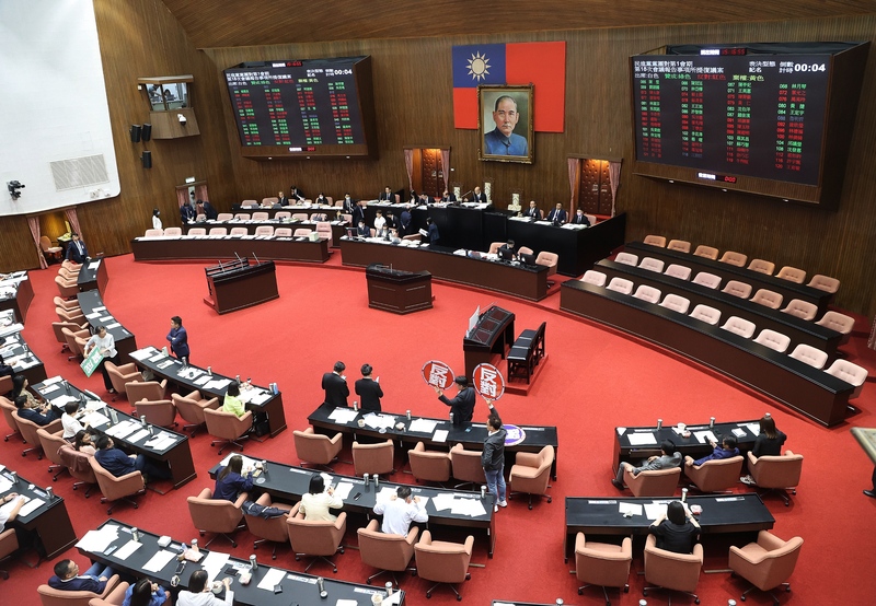 在藍白立委聯手下，立法院16日下午通過決議，邀請賴總統到國會報告並答詢。圖/中央社