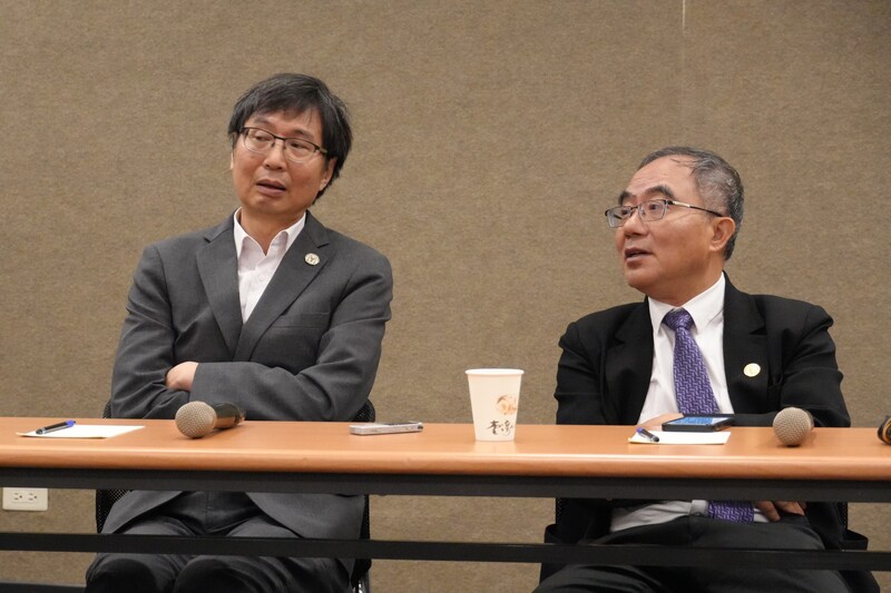 總統賴清德在就職演說提及，兩岸重啟對話和大陸學位生來台就讀。台大校長陳文章（右）1日在校務會議後受訪指出，台灣已遞出橄欖枝，接下來就看陸方回應。 圖／中央社