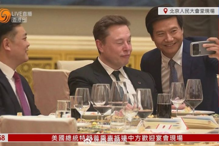 小米創辦人雷軍更被捕捉到主動拍肩、握手，之後還半蹲拿手機切自拍模式與馬斯克合影。圖/取自鳳凰網