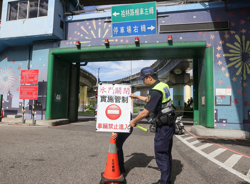 颱風山陀兒來襲,台北市政府宣布水門於下午5時關閉 。圖/中央社