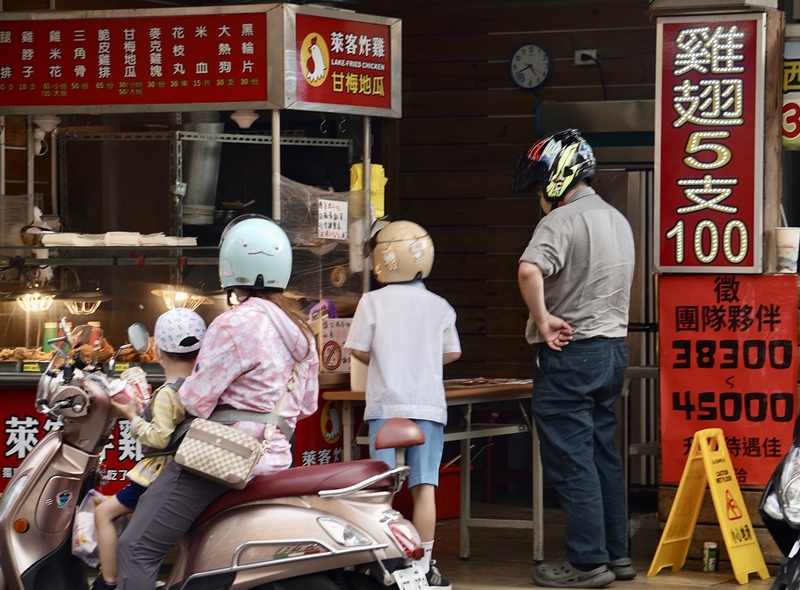 環境部擴大推動減塑，7月起將挑選全台40處夜市、傳統市場為示範場所，推動塑膠袋收費。圖/中央社