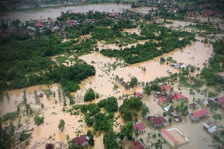 印尼蘇門答臘洪災已21死6失蹤　逾8萬人無家可歸