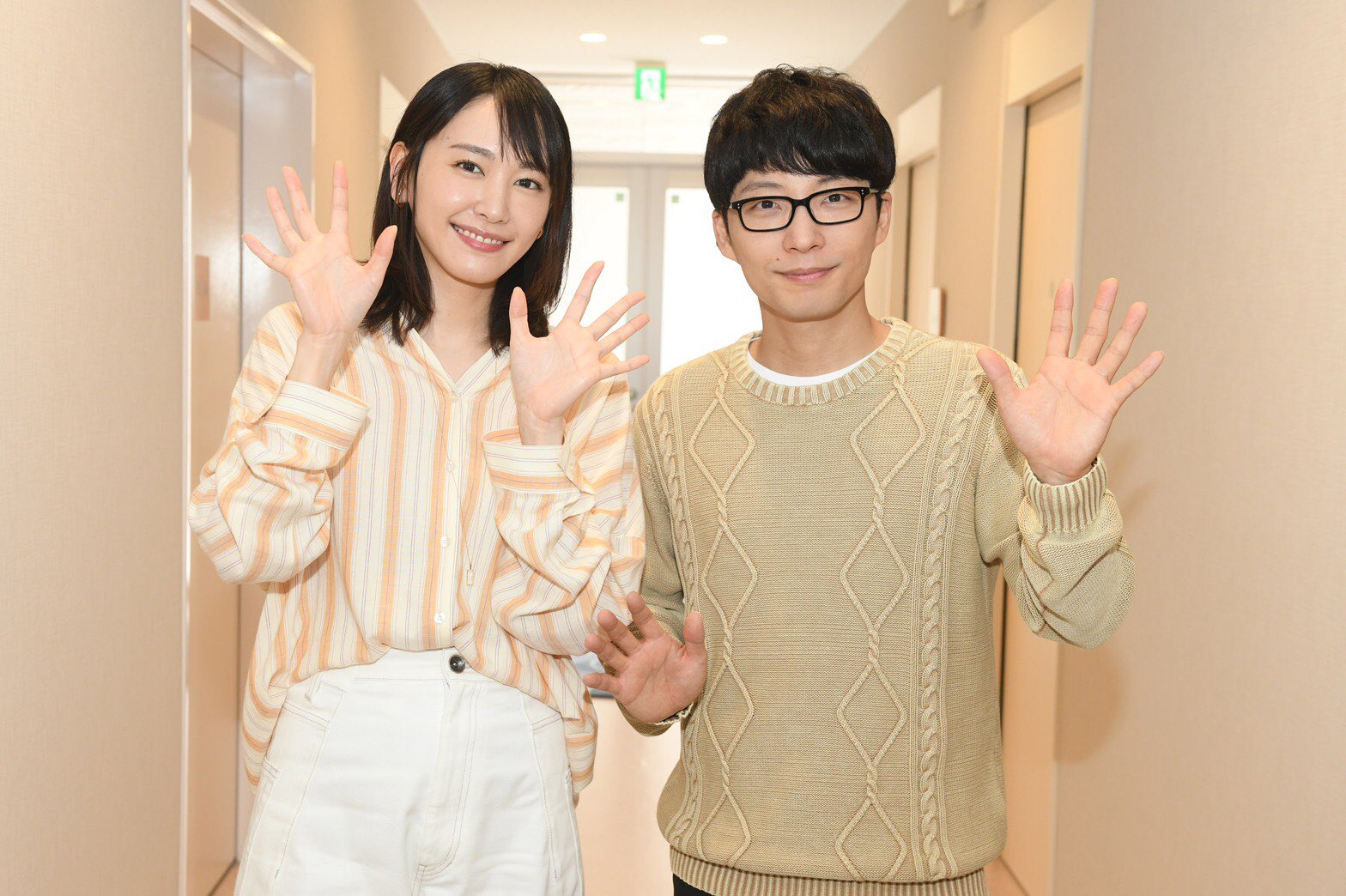日劇《月薪嬌妻》廣受好評，主演的星野源（右）、新垣結衣（左）也假戲真做結為夫妻。圖/取自@nigehaji_tbs X