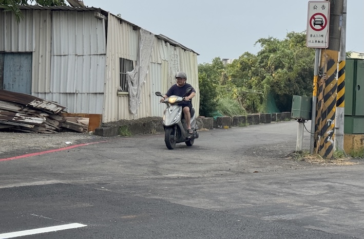 交通事故頻傳，高雄警方呼籲，民眾騎乘機車（圖）行經路口要確認左右來車。圖/記者林瑞益攝