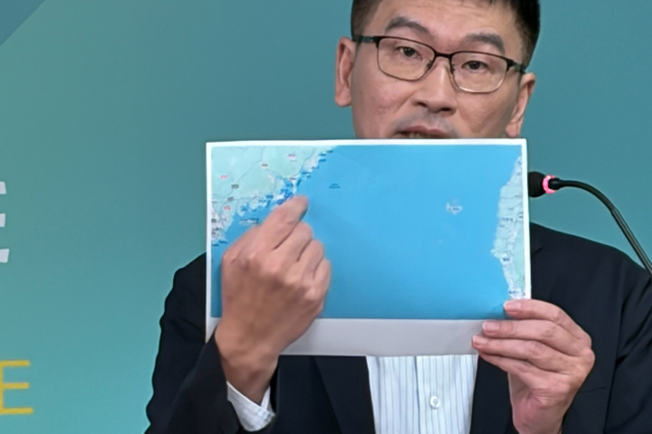 梁文傑以實際地圖地點指出，共軍實彈演習的地點在東山島周圍。圖/記者高陸攝