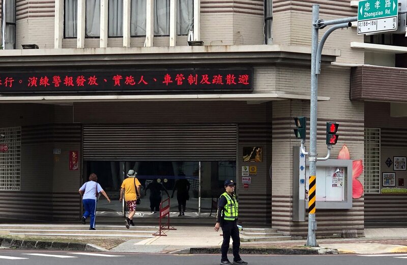 今（22日）是萬安47號演習首日，中部7縣市率先登場。圖為嘉義市下午1時30分警報響起，民眾進入建築物避難。圖/中央社